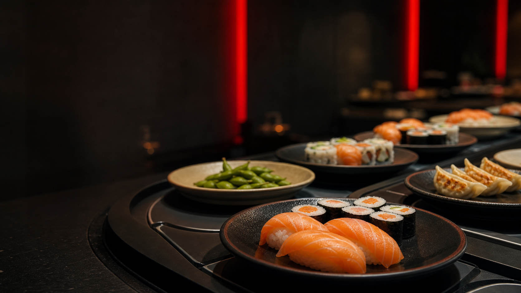 Ilustračná fotografia tanierov sushi na bežiacom páse